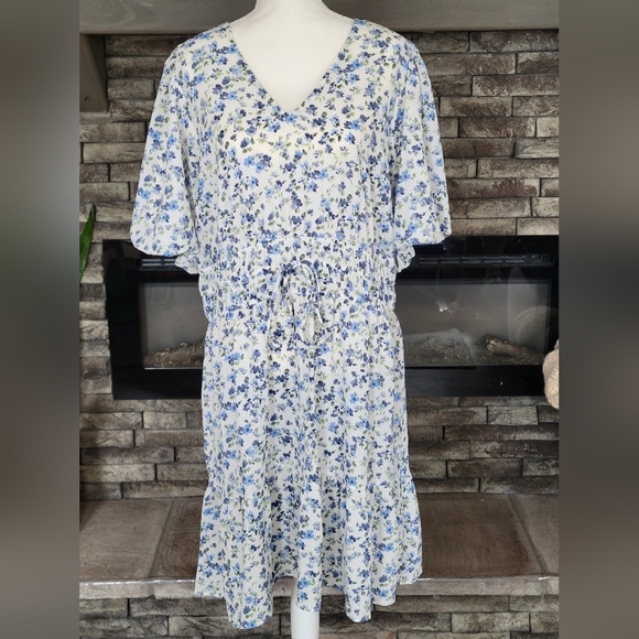 Kate And Lily Dresses & Skirts - Kate and Lily NWOT Feminine Floral Print Mid Length Dress Size 2X Blue & White